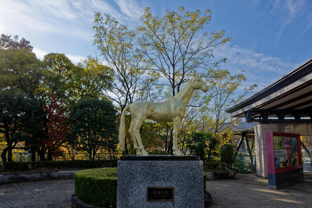 黄金の馬(アハルテケ)像