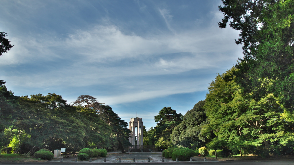 青空と噴水塔