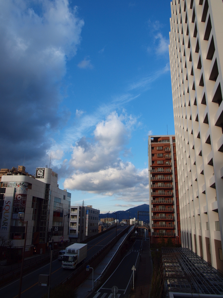 大山に続く道