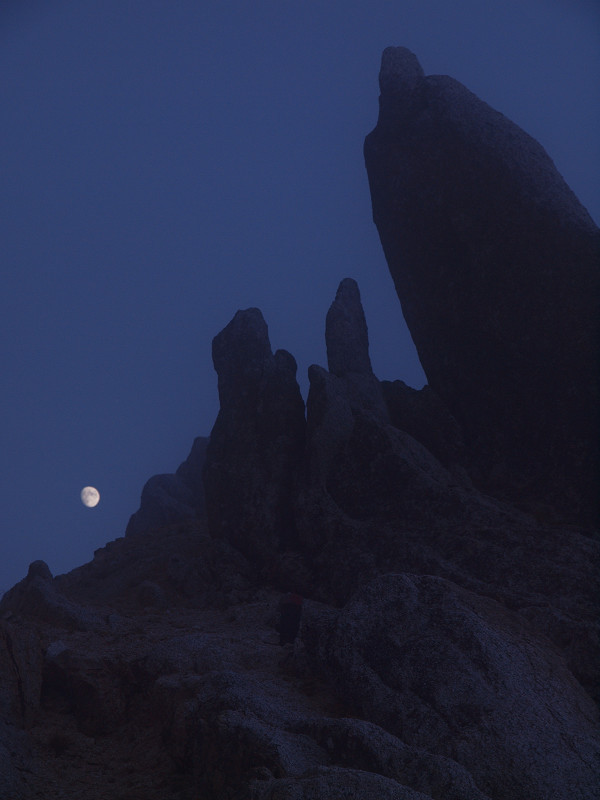 奇岩と月