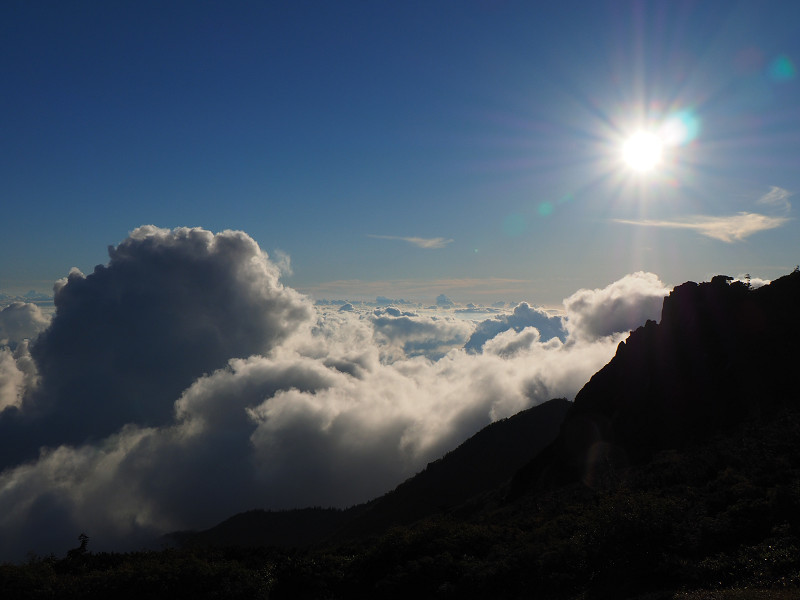 太陽、雲、山