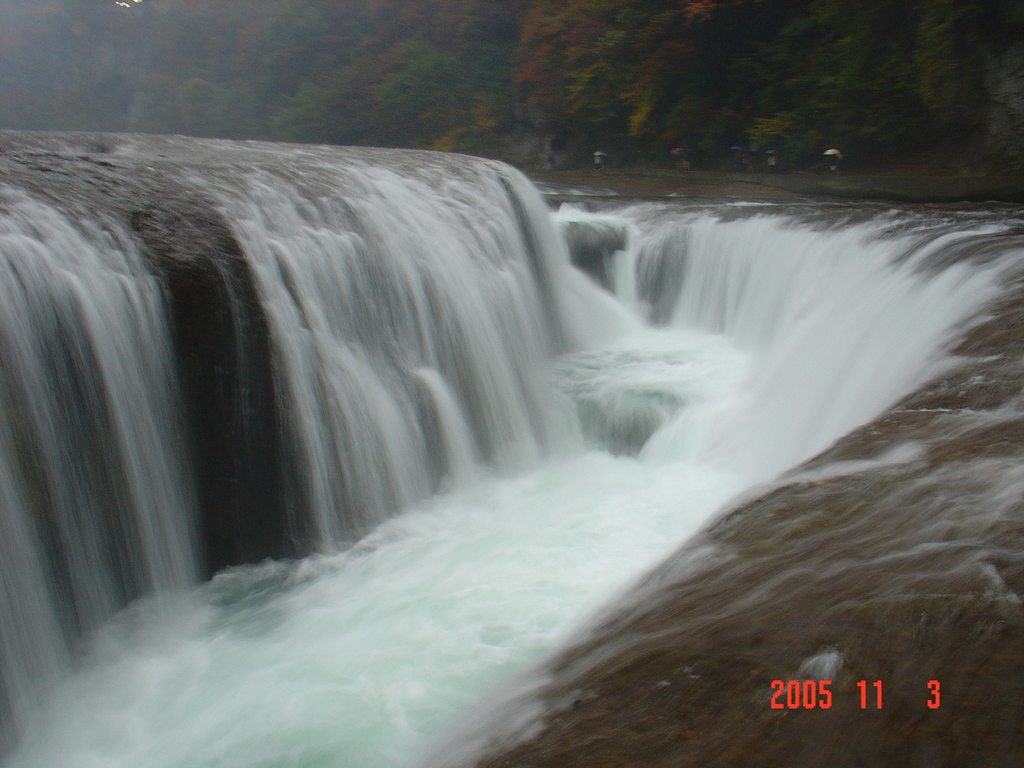 吹き割りの滝DSC00024