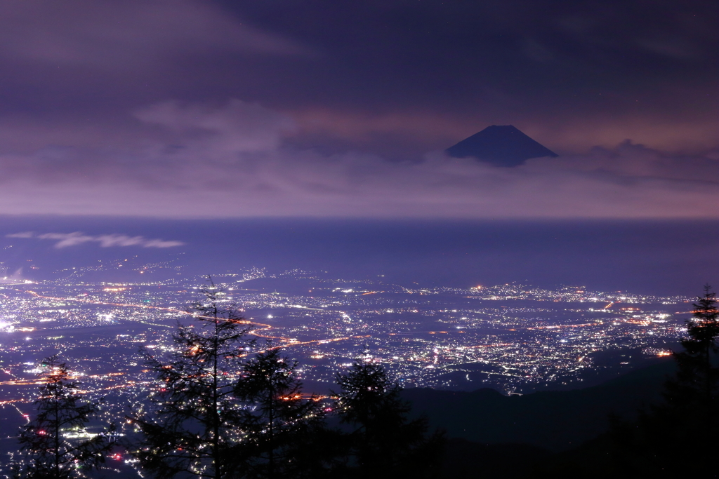 雲の向こうに