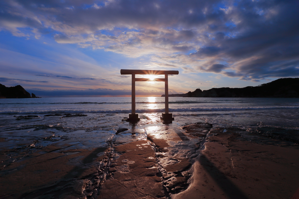 鳥居に沈む夕日
