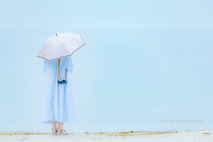 日傘と海とワンピース