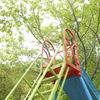 公園の緑と滑り台