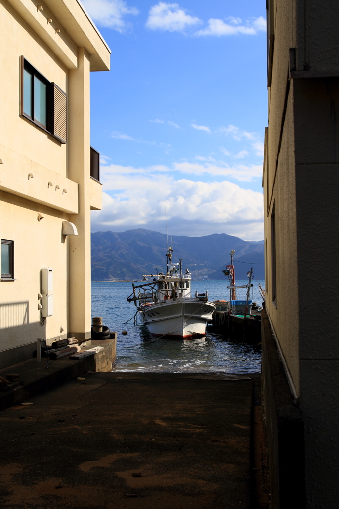 海に続く路地