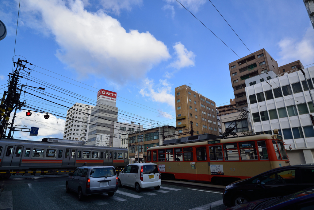 踏切待ちの路面電車-3