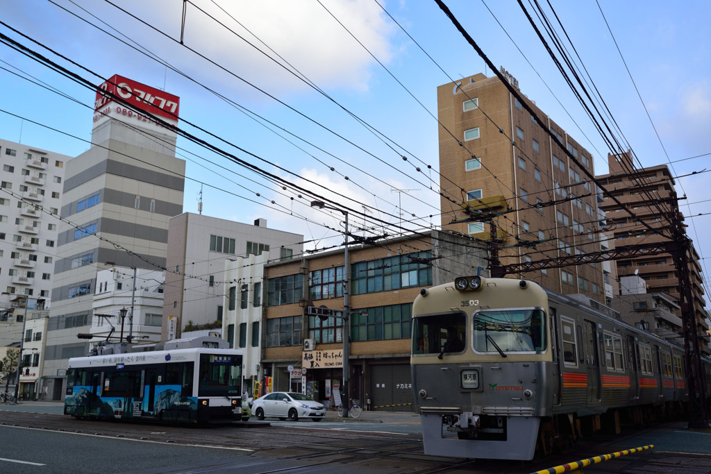 踏切待ちの路面電車-2