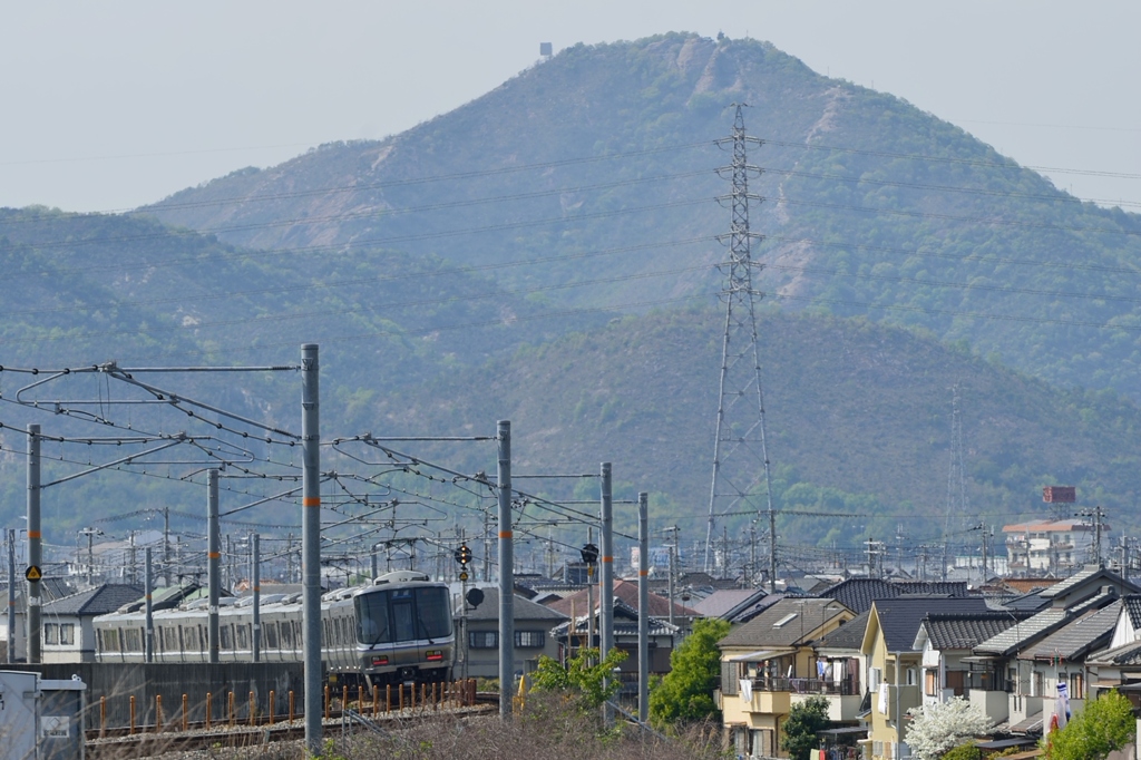 下り223系 × 高御位山