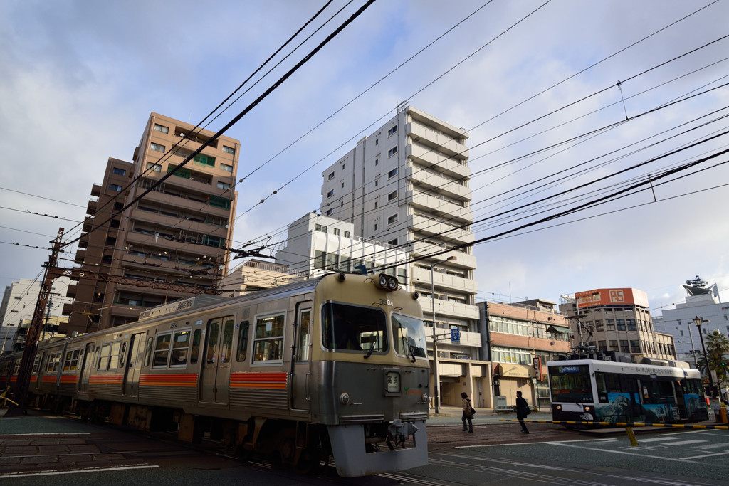 踏切待ちの路面電車-1