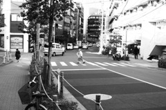 渡る女性　横断歩道