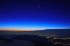 富士山頂夜明け前