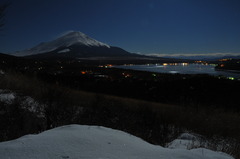 月光の富士と山中湖