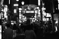 繁華街の夜
