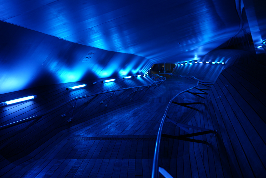 横浜大桟橋の青の通路
