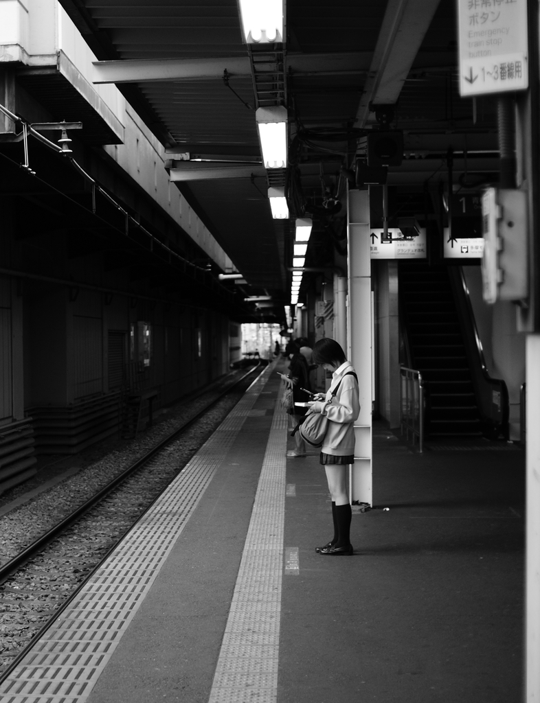 電車を待つ