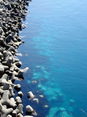 透き通った海。ブルー。