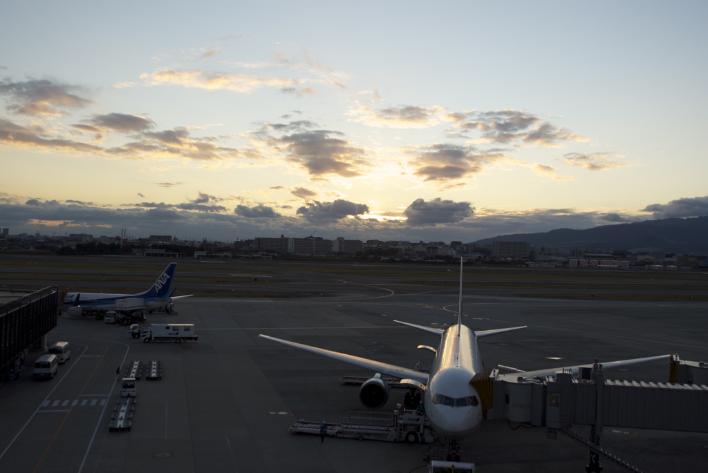 夕暮れの伊丹空港