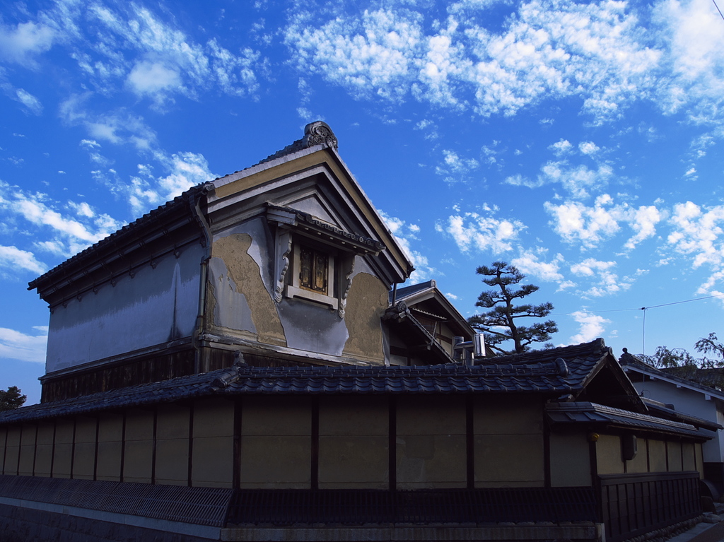 土蔵と秋空