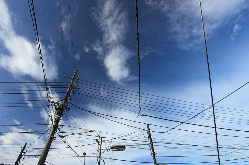 空の高さと電線と