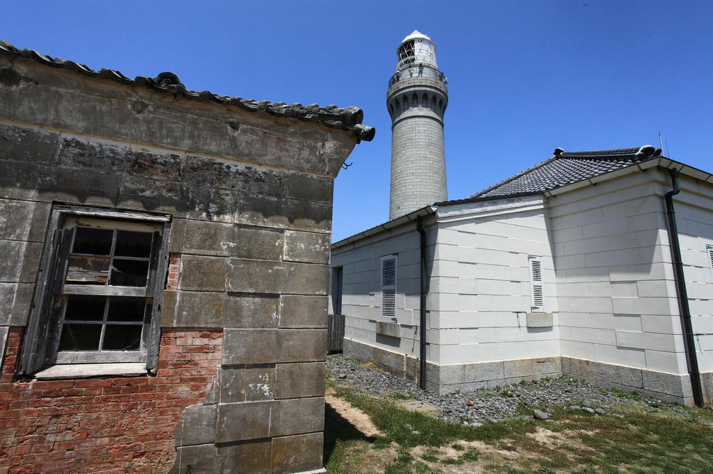 角島灯台と旧家屋