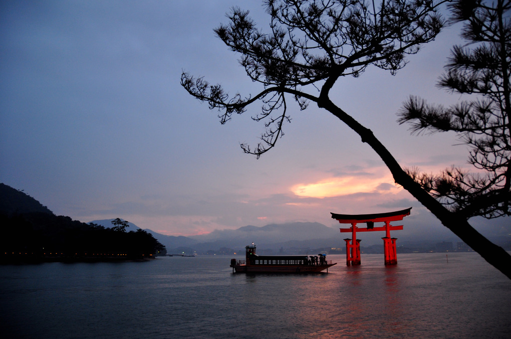 厳島神社にて