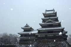 雪の松本城