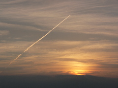 朝焼けと飛行機雲