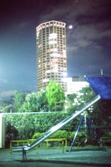 夜の公園と高層建造物