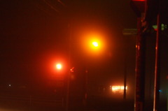 霧に反射する信号機