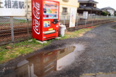 水面に映る自動販売機