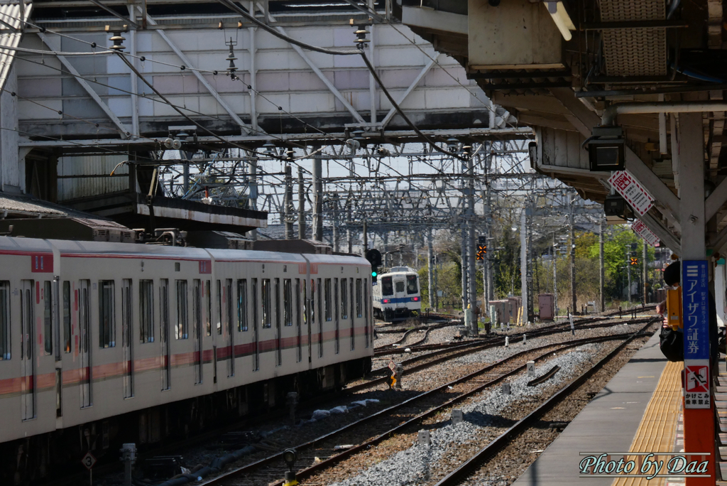 遠ざかる東武8000系