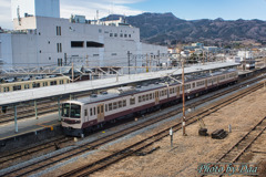 寄居駅に停まる