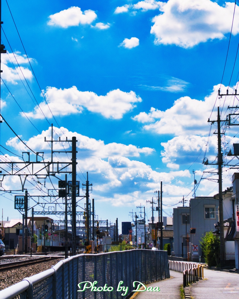 空の広い住宅街