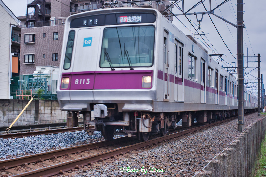 曇天下の東京メトロ８０００形