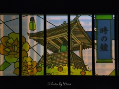 岩槻駅の窓ガラス「時の鐘」