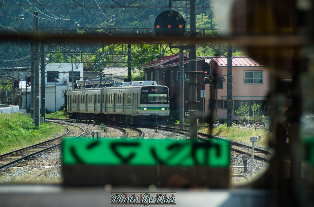 すれ違う電車を前方に