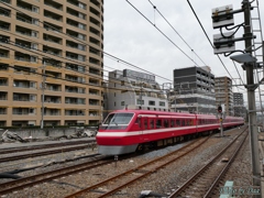 瓦礫の横を