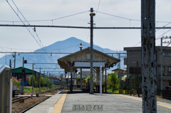 皆野駅ホーム越しの武甲山