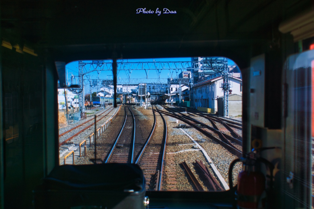 先頭車窓から岩槻駅付近