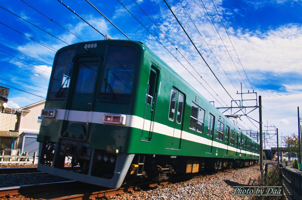 緑の8000系と秋の空