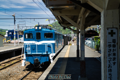 みなの駅を通過するデキ502