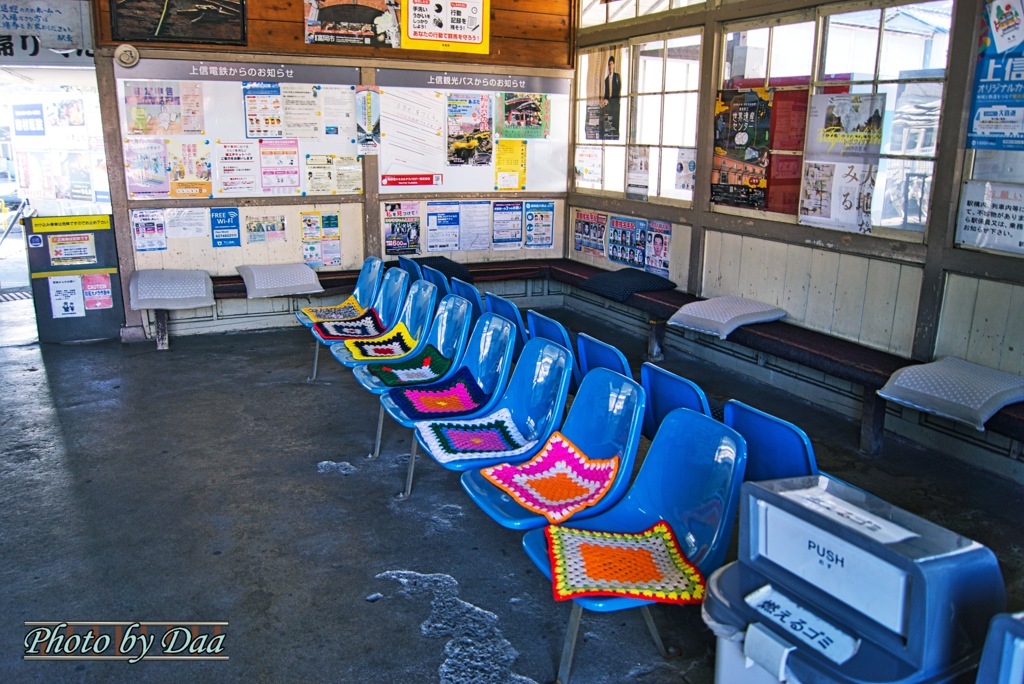 下仁田駅舎内のベンチ