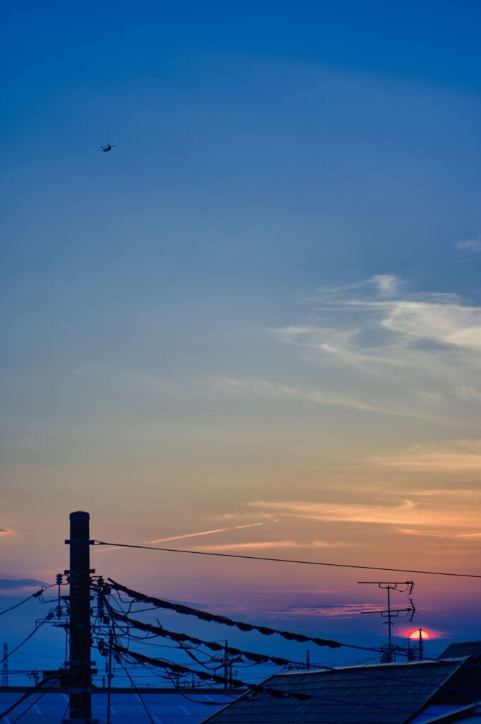 夕日と雲とヘリコプター