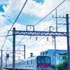 赤いマスクと夏の雲