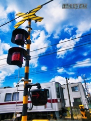 青い空と白い雲と踏切と