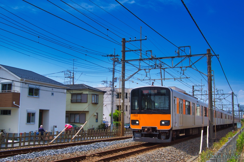 つかの間の青空にオレンジの電車