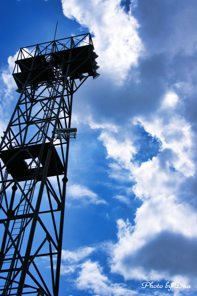 ナイターライトと夏の空