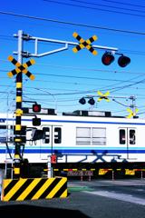 青い空と白い電車と踏切と